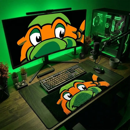 Yeşil ışıklı oyun masasında, klavye altında turuncu ve yeşil Michelangelo (Ninja Kaplumbağa) tufting klavye halısı.