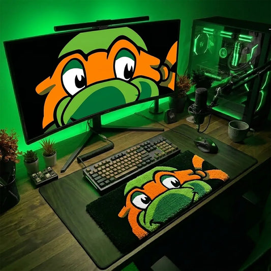 Yeşil ışıklı oyun masasında, klavye altında turuncu ve yeşil Michelangelo (Ninja Kaplumbağa) tufting klavye halısı.