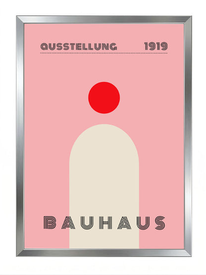 Pembe fon üzerinde kırmızı daire ve krem rengi kemer figürlü, 'Bauhaus 1919' yazılı minimalist poster.