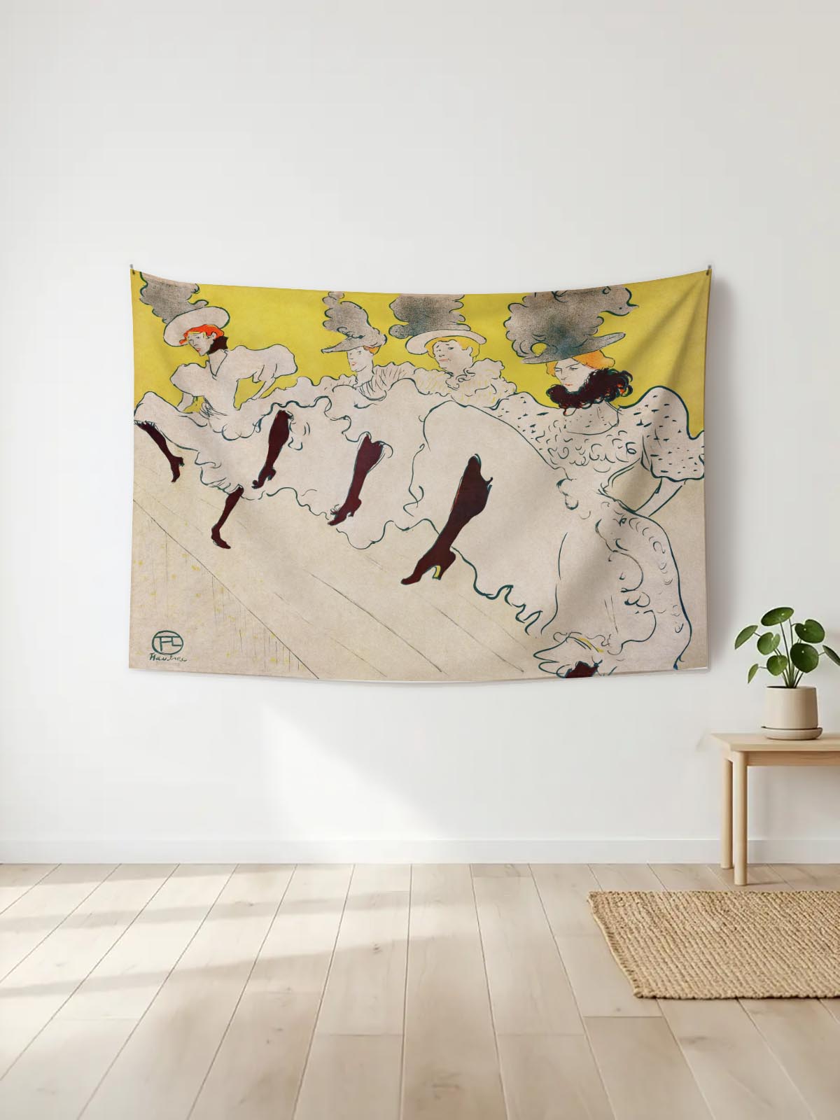 Art Nouveau tarzı dans eden kadın figürlü, sarı zeminli dekoratif duvar örtüsü, modern bir salonda asılı.