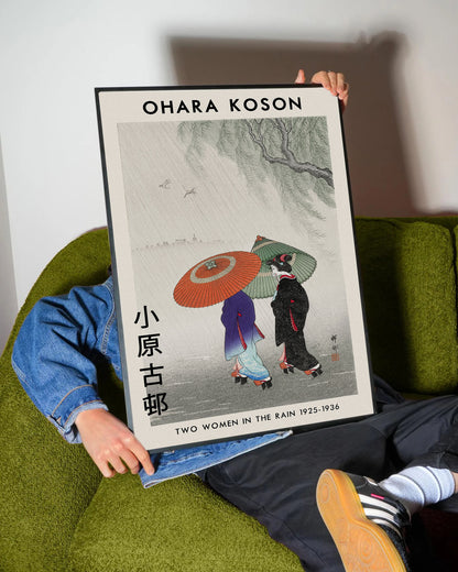 Ohara Koson'un 'Yağmurda İki Kadın' adlı, geleneksel Japon Ukiyo-e tarzı sanat posteri.