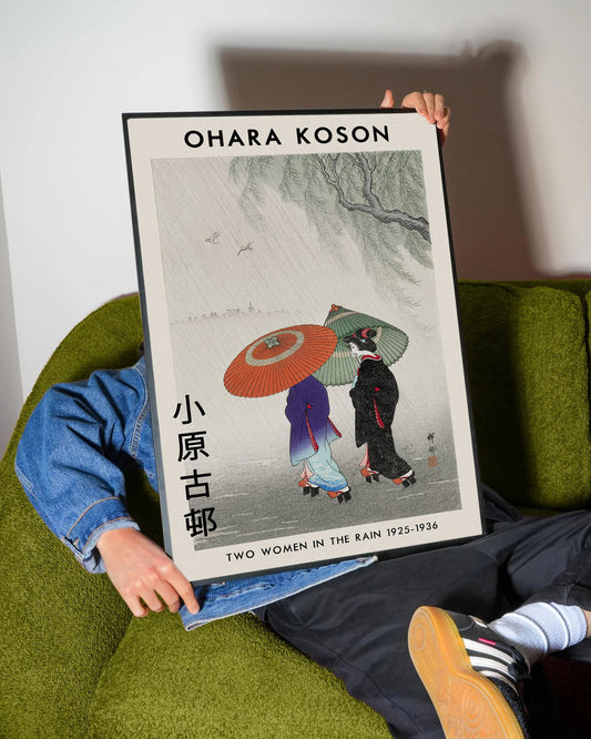 Ohara Koson'un 'Yağmurda İki Kadın' adlı, geleneksel Japon Ukiyo-e tarzı sanat posteri.