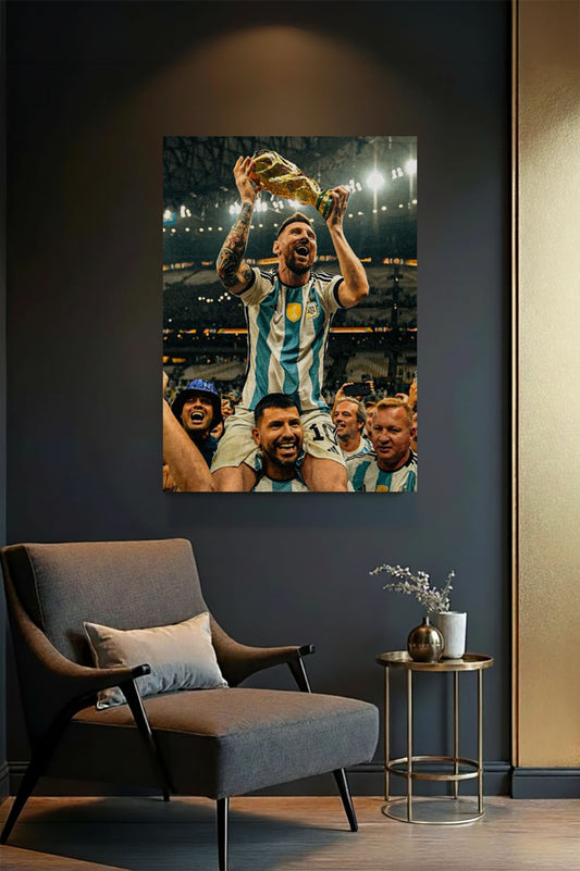 Lionel Messi Dünya Kupası kupasını havaya kaldırdığı anı gösteren canlı renkli kanvas tablo
