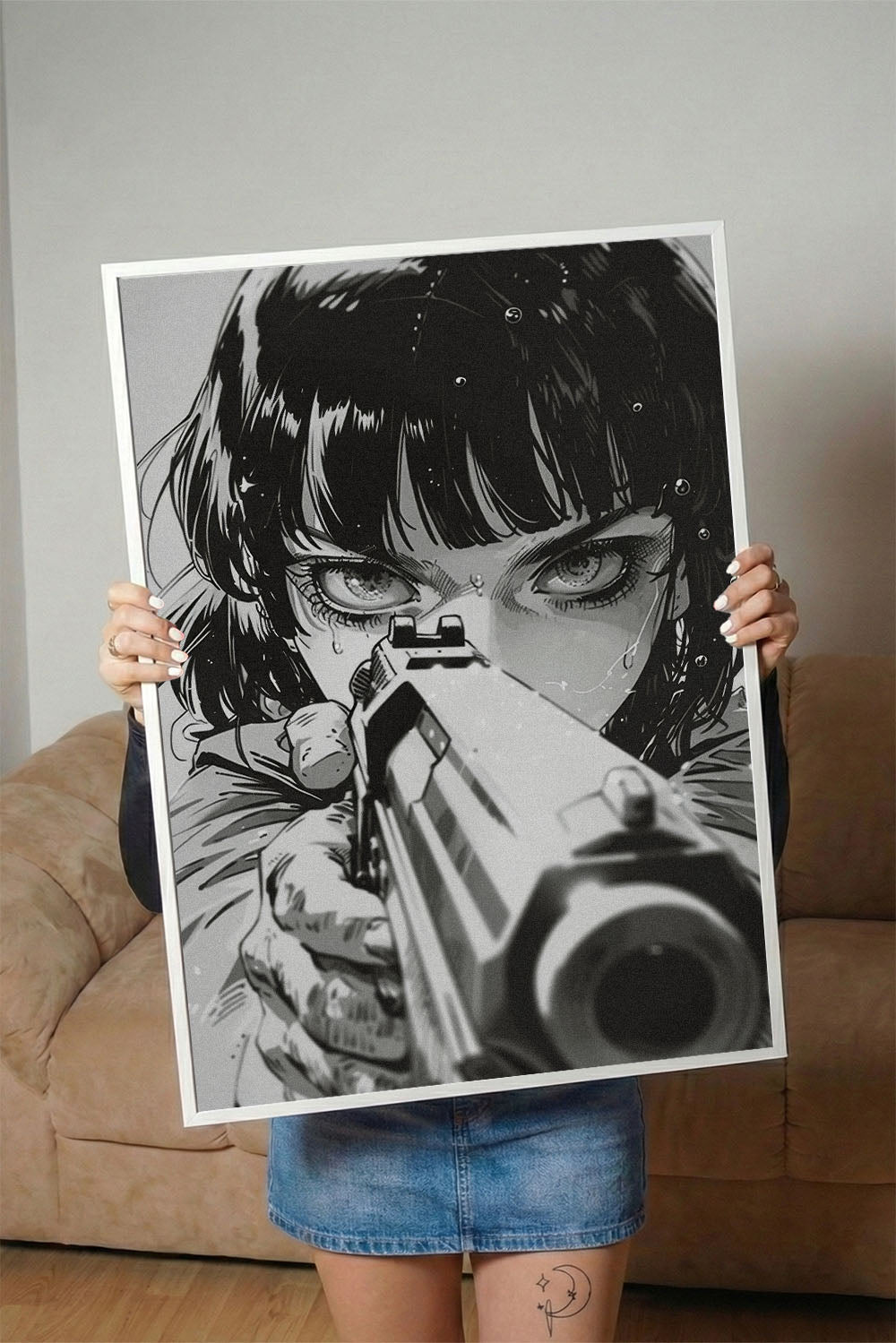 Siyah beyaz anime tarzı, silah tutan, gözleri yoğun ve kararlı bakan kadın portresi çerçeveli poster