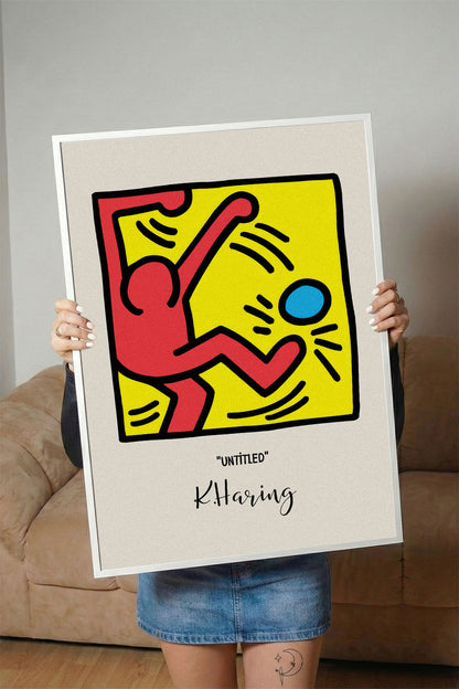 Keith Haring tarzı, kırmızı figürlü, sarı zeminli, mavi küreli modern çerçeveli poster