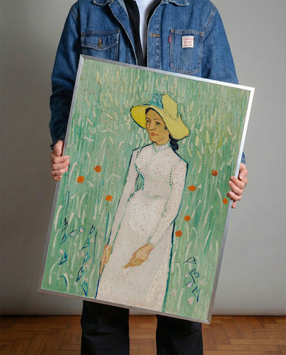 Siyah çerçeveli, Van Gogh'un Hasır Şapkalı Kadın tablosunu gösteren, yeşil ve sarı tonlarında sanatsal portre posteri.