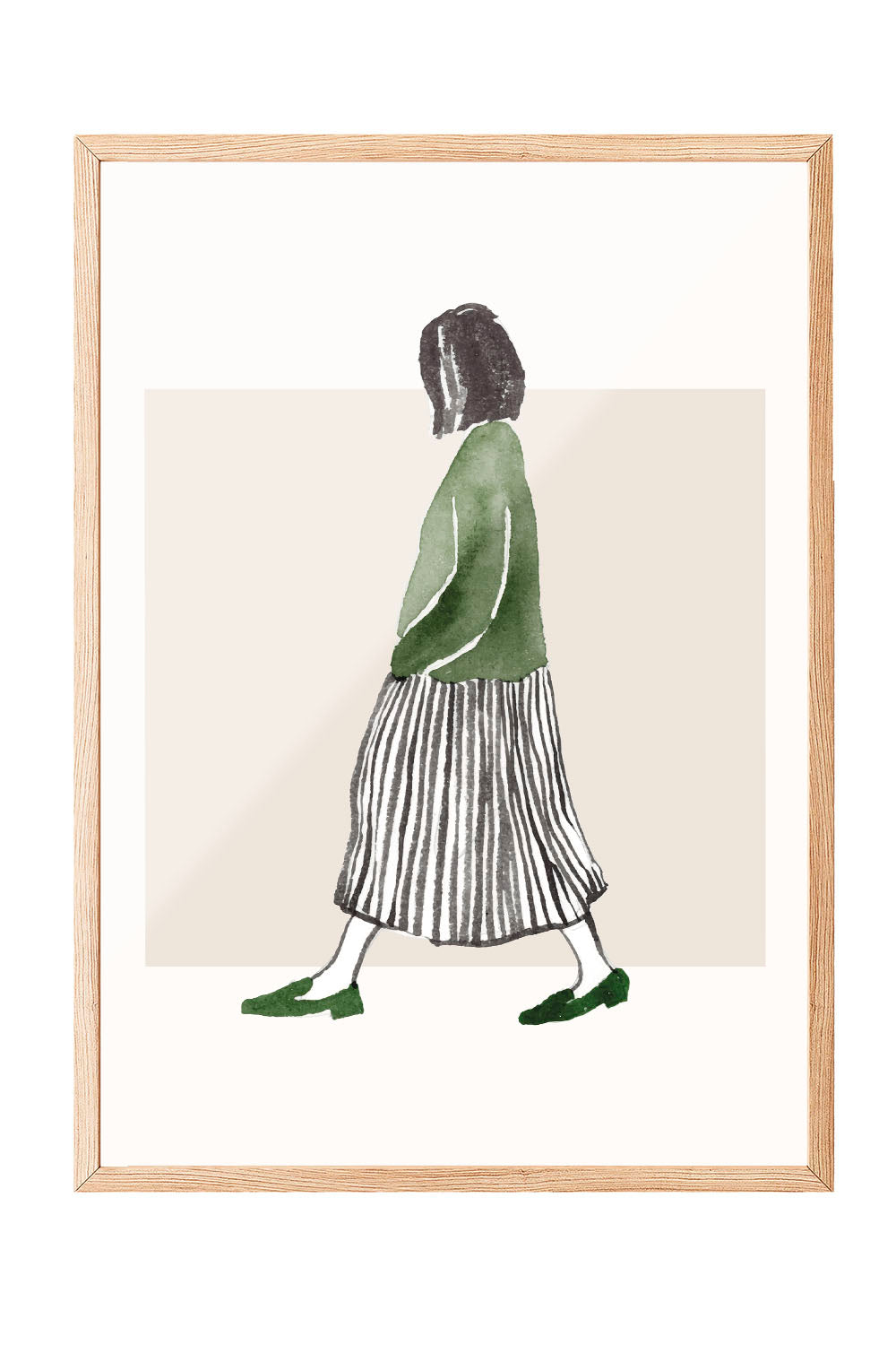 Minimalist suluboya tekniğiyle yapılmış, yeşil bluzlu ve çizgili etekli yürüyen kadın figürlü çerçeveli poster