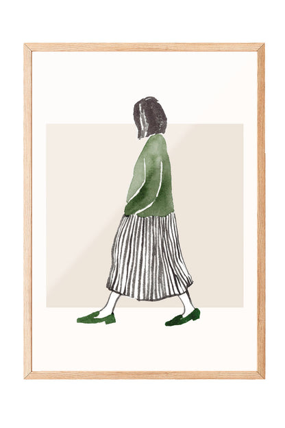 Minimalist suluboya tekniğiyle yapılmış, yeşil bluzlu ve çizgili etekli yürüyen kadın figürlü çerçeveli poster