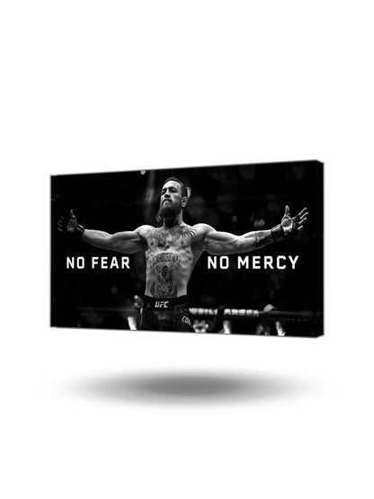 Siyah beyaz Conor McGregor kanvas tablo, kolları açık, 'NO FEAR NO MERCY' yazılı, motivasyonel spor temalı.