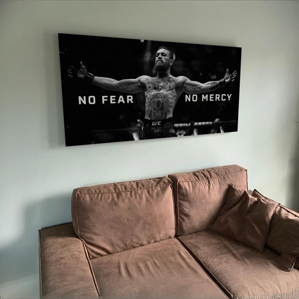Siyah beyaz Conor McGregor kanvas tablo, kolları açık, 'NO FEAR NO MERCY' yazılı, motivasyonel spor temalı.