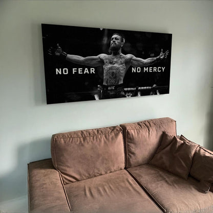 Siyah beyaz Conor McGregor kanvas tablo, kolları açık, 'NO FEAR NO MERCY' yazılı, motivasyonel spor temalı.