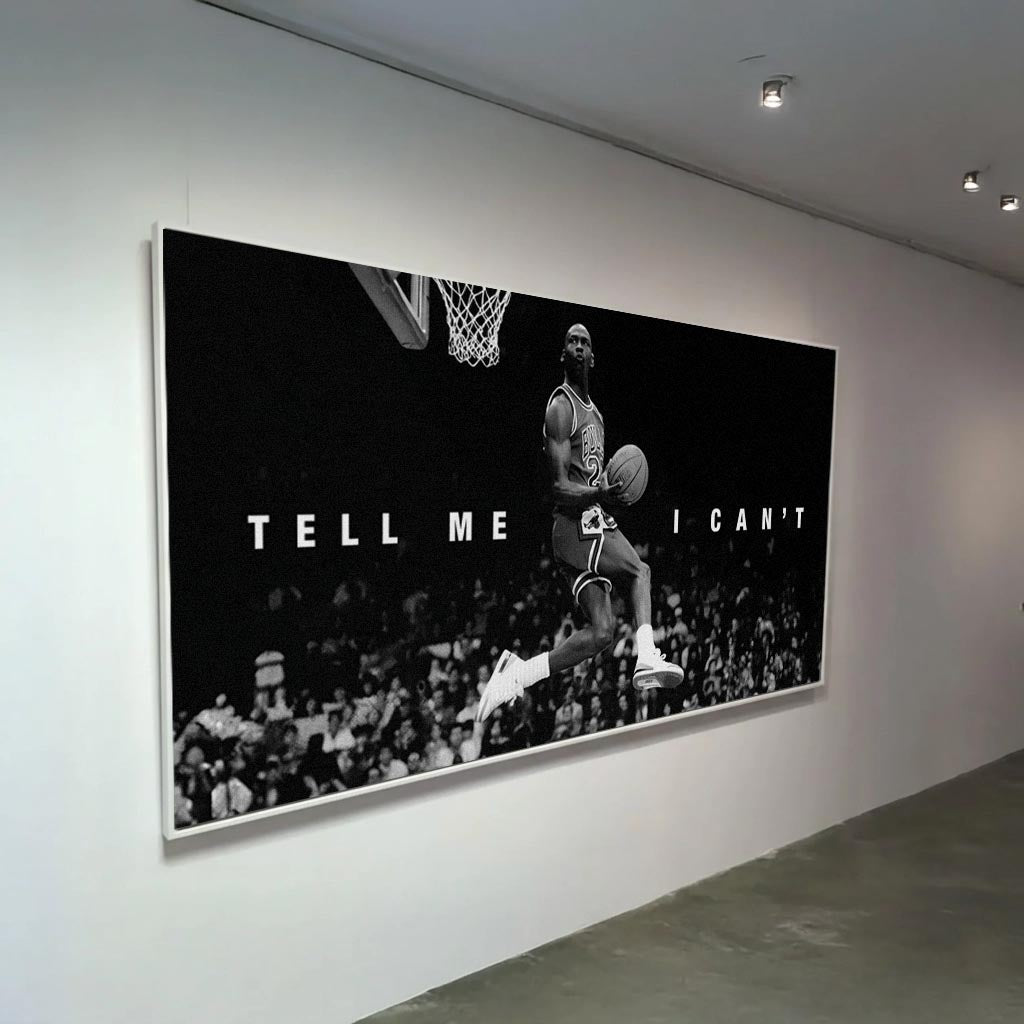 Siyah beyaz Michael Jordan'ın basketbol potasına smaç yaparken çekilmiş, 'Tell Me I Can't' yazılı motivasyon kanvas tablo.