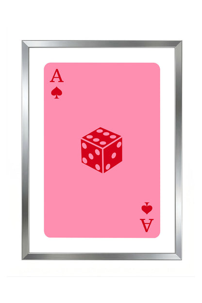 Pembe zemin üzerinde maça ası iskambil kartı ve kırmızı zar figürü içeren modern çerçeveli poster
