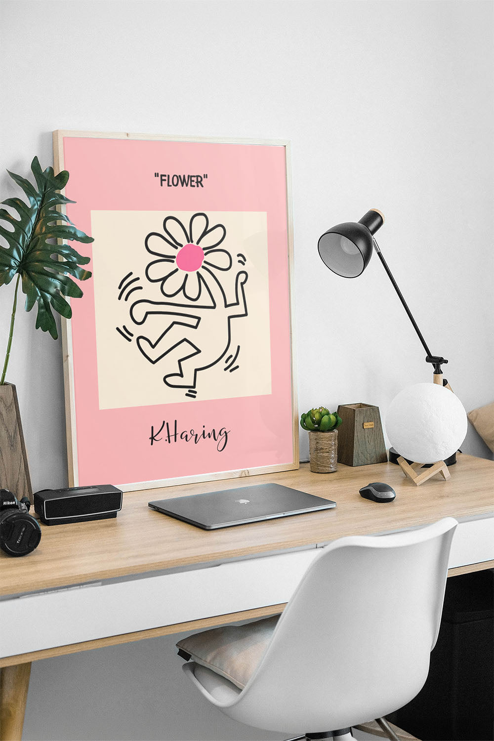 Keith Haring tarzı pembe arka planlı, neşeli çiçek tutan figürlü modern çerçeveli tablo