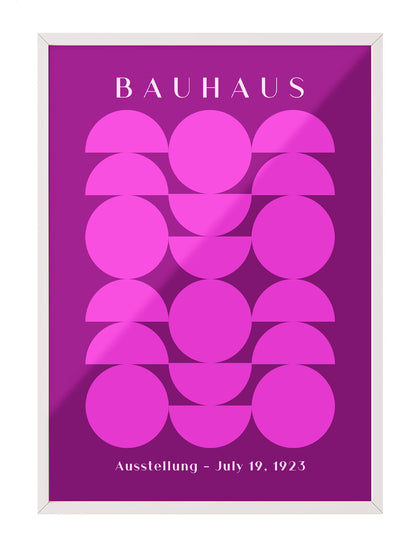 Mor zemin üzerinde pembe daire ve yarım dairelerden oluşan, Bauhaus stilinde geometrik desenli modern poster.