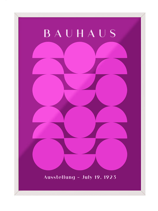 Mor zemin üzerinde pembe daire ve yarım dairelerden oluşan, Bauhaus stilinde geometrik desenli modern poster.