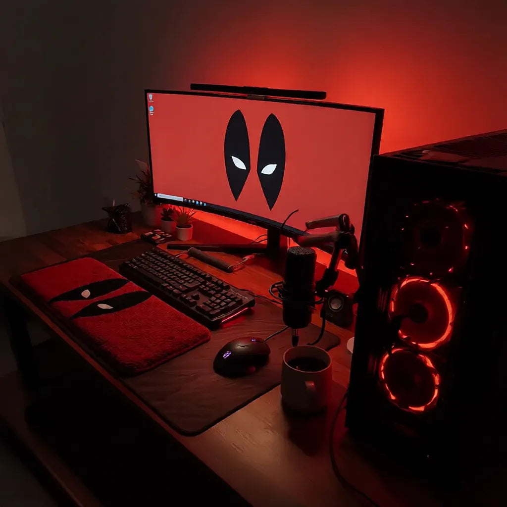 Kırmızı Deadpool göz desenli tufting klavye matı, oyun setupına özel.