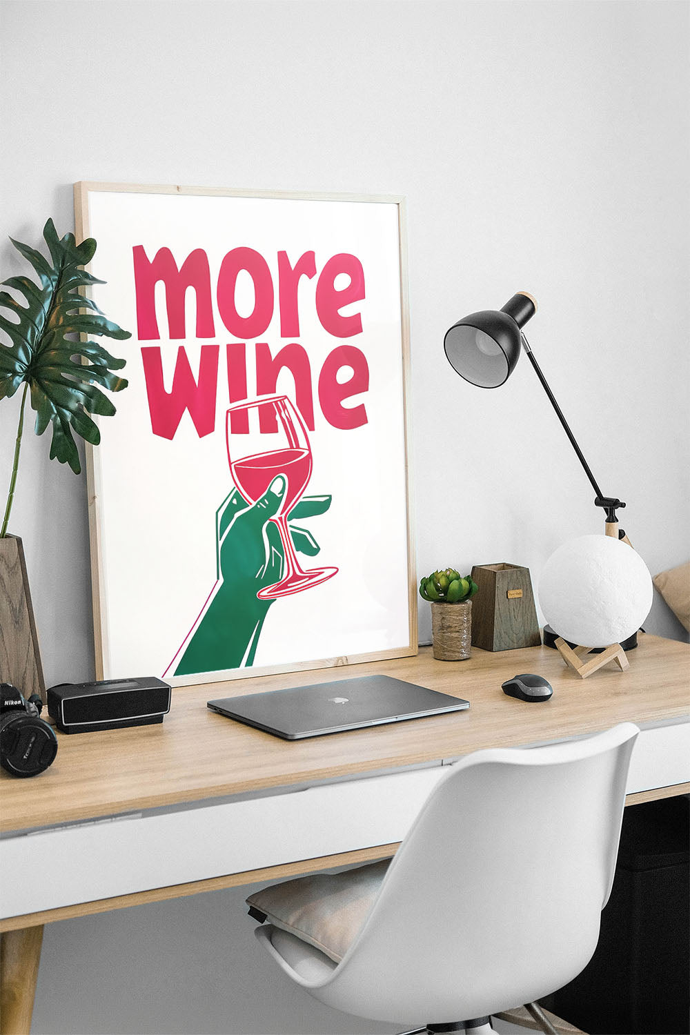 More Wine yazılı, kadeh tutan yeşil el figürlü, pembe ve yeşil renklerde modern çerçeveli poster