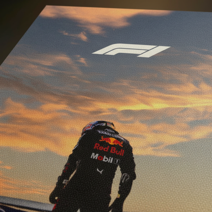 F1 Red Bull Racing pilotunun gün batımına karşı durduğu, üstte F1 logosu olan kanvas tablo.