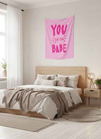 Pembe zemin üzerine "YOU got this BABE" yazılı, yatak odası dekorasyonunda kullanılan motive edici duvar örtüsü.