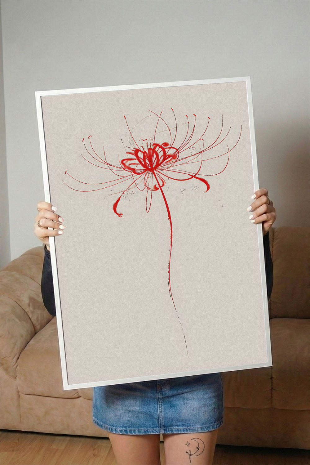 Siyah çerçeveli, açık bej zemin üzerinde soyut kırmızı fırça darbeleriyle çizilmiş minimalist çiçek posteri
