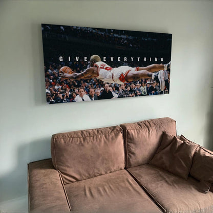 Dennis Rodman'ın basketbol sahasında topa uzanırken çekilmiş, 'Give Everything' yazılı motivasyon kanvas tablosu.