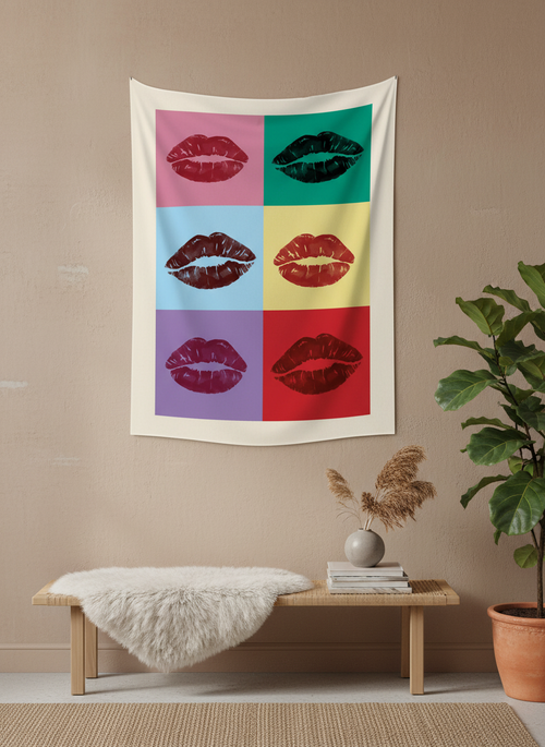 Pop Art tarzı, altı farklı renkli dudak izi desenli, bej duvarda asılı modern duvar örtüsü.