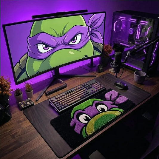 Donatello karakterli, mor ve yeşil renklerde, siyah zeminli el yapımı tufting klavye halısı, oyuncu masasında.