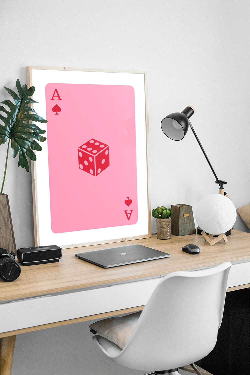 Pembe zemin üzerinde maça ası iskambil kartı ve kırmızı zar figürü içeren modern çerçeveli poster