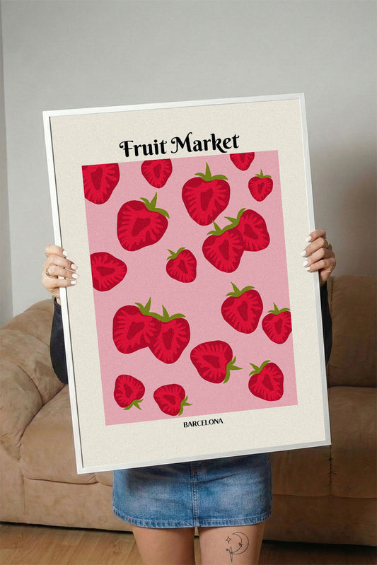Çerçeveli pembe zeminli, kırmızı çilek desenli 'Fruit Market Barcelona' posteri