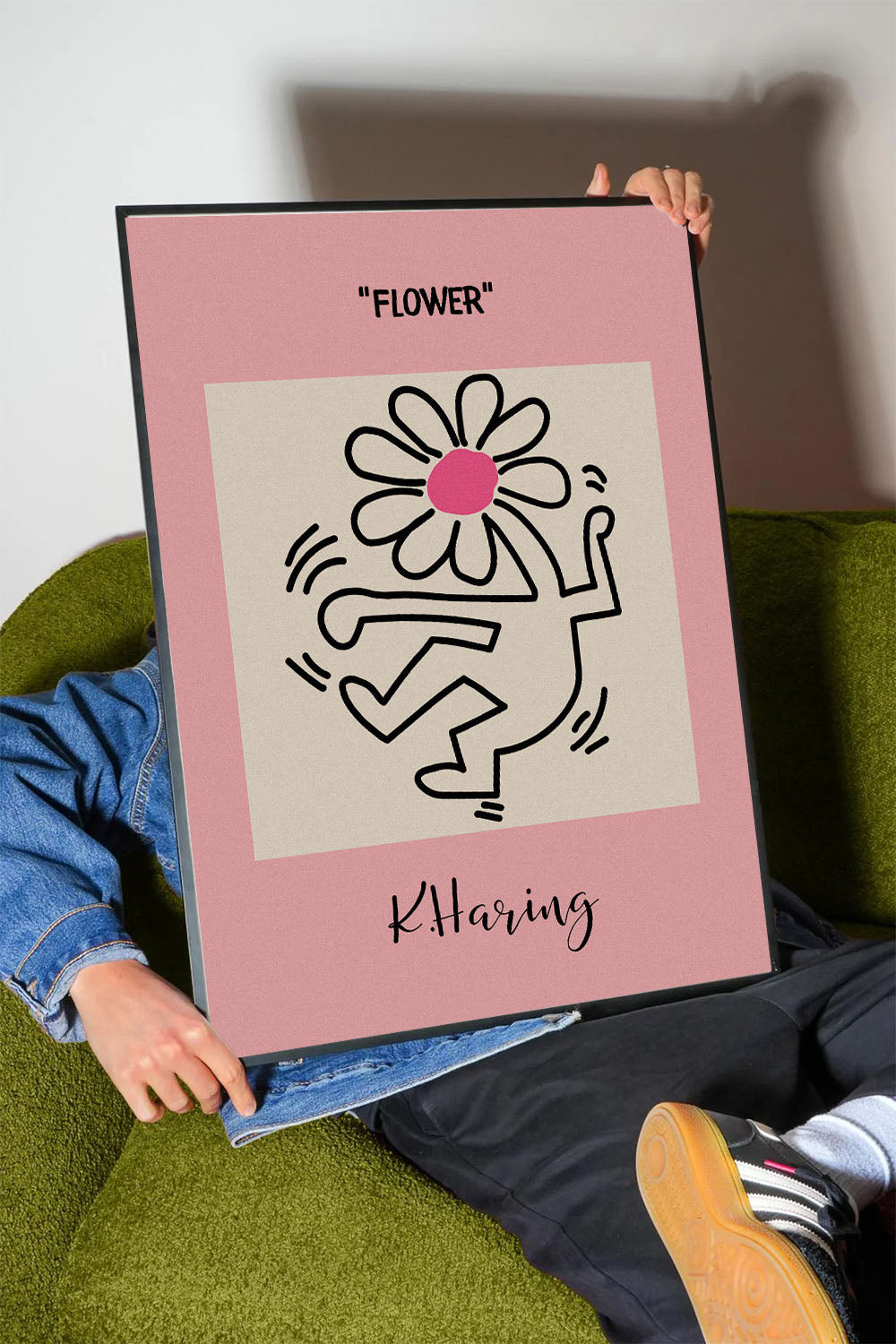 Keith Haring tarzı pembe arka planlı, neşeli çiçek tutan figürlü modern çerçeveli tablo
