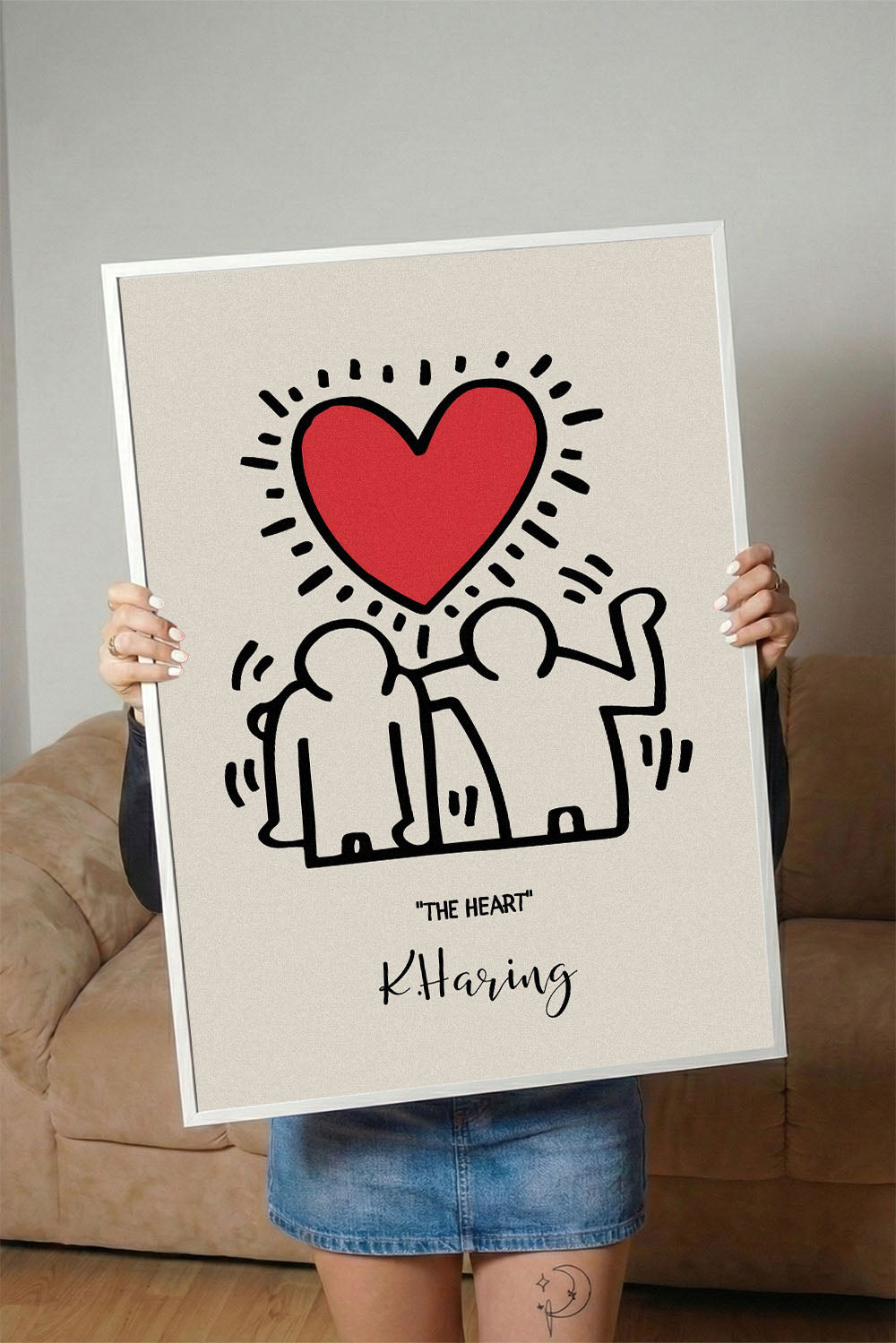 Siyah çerçeveli, bej zeminli, Keith Haring tarzı iki insan figürü ve parlak kırmızı kalp içeren modern sanat posteri.