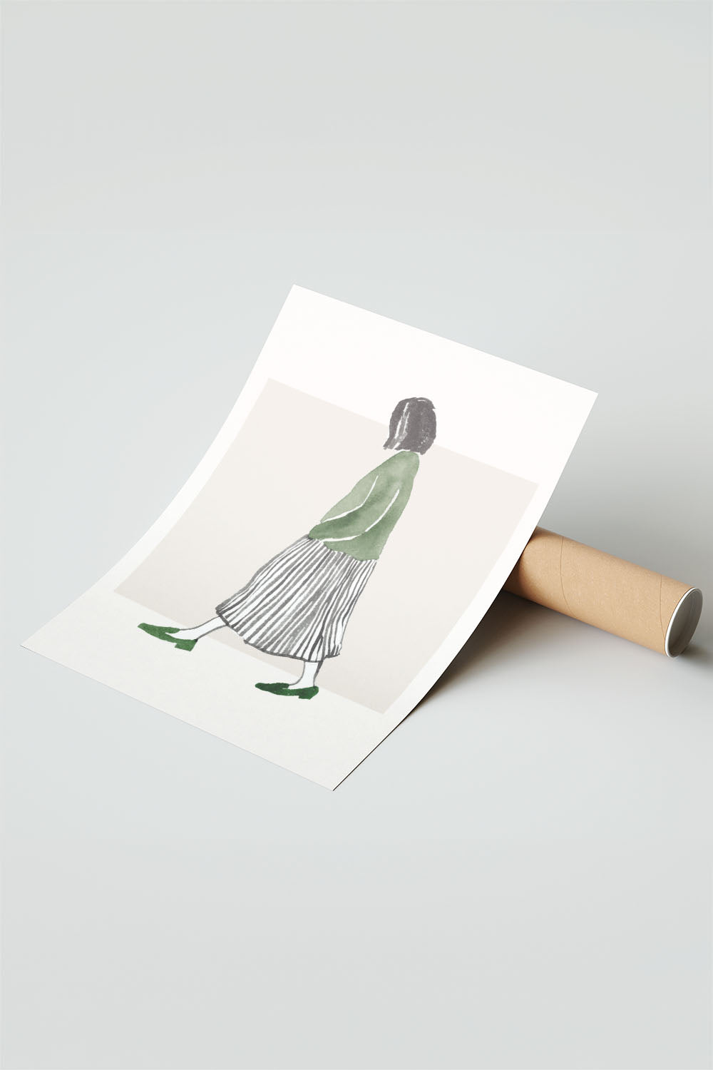 Minimalist suluboya tekniğiyle yapılmış, yeşil bluzlu ve çizgili etekli yürüyen kadın figürlü çerçeveli poster
