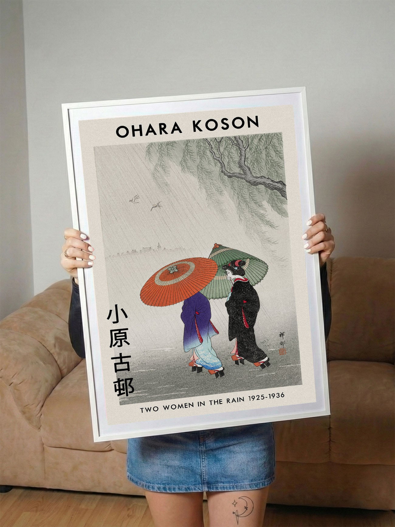 Ohara Koson'un 'Yağmurda İki Kadın' adlı, geleneksel Japon Ukiyo-e tarzı sanat posteri.
