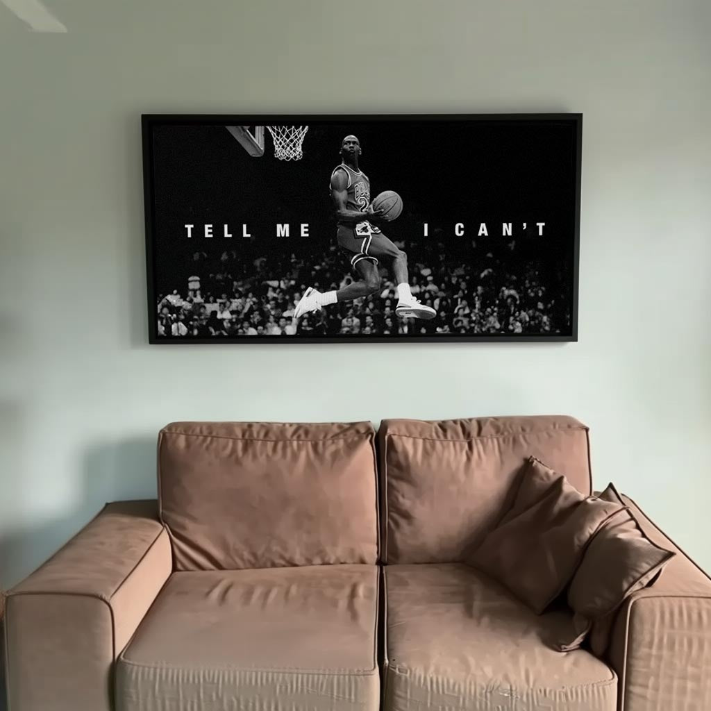 Siyah beyaz Michael Jordan'ın basketbol potasına smaç yaparken çekilmiş, 'Tell Me I Can't' yazılı motivasyon kanvas tablo.
