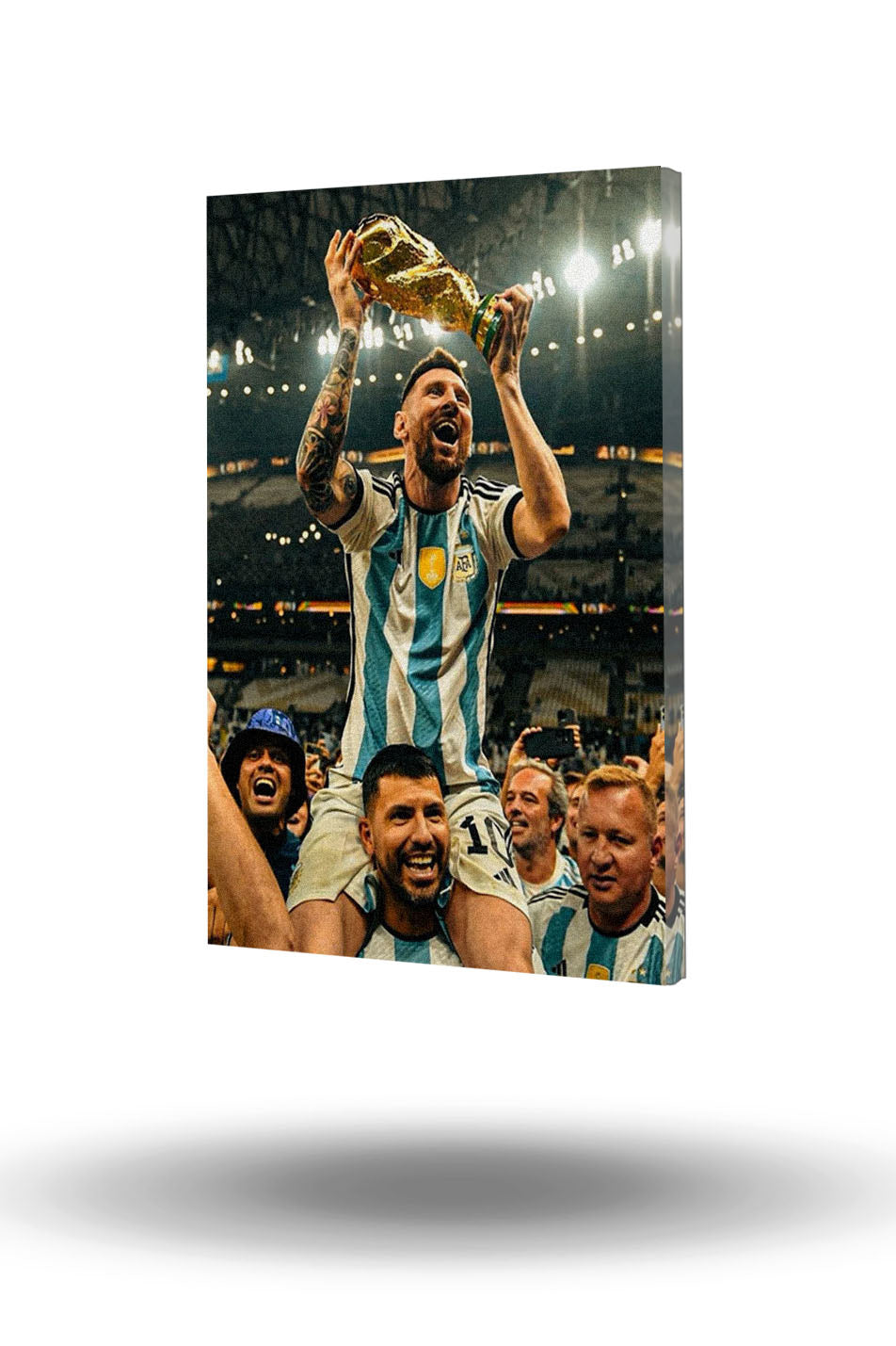 Lionel Messi Dünya Kupası kupasını havaya kaldırdığı anı gösteren canlı renkli kanvas tablo