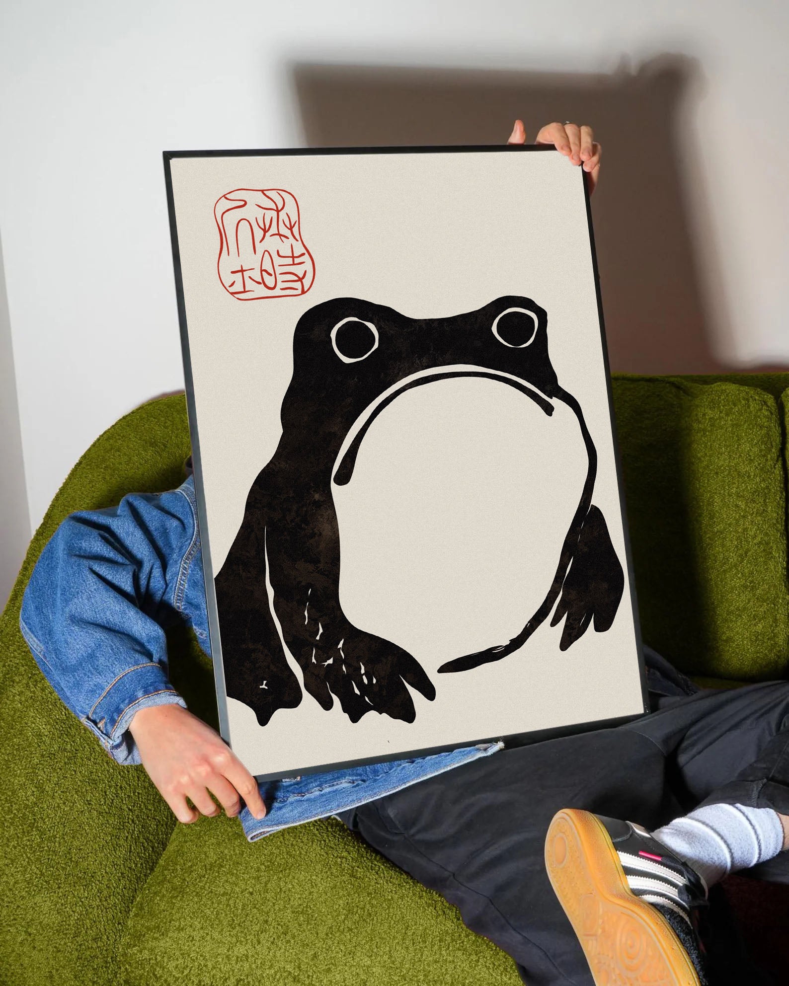 Krem rengi arka planda, dokulu siyah minimalist Japon kurbağa silüeti ve kırmızı mühürlü duvar posteri.