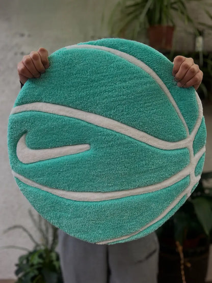 Mint yeşili ve beyaz renklerde, Nike swoosh logolu, basketbol topu şeklinde özel tasarım tufting halı.