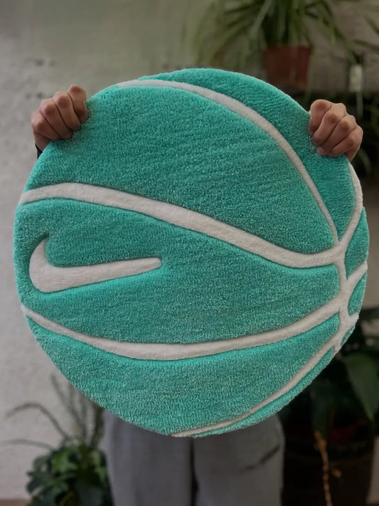 Mint yeşili ve beyaz renklerde, Nike swoosh logolu, basketbol topu şeklinde özel tasarım tufting halı.
