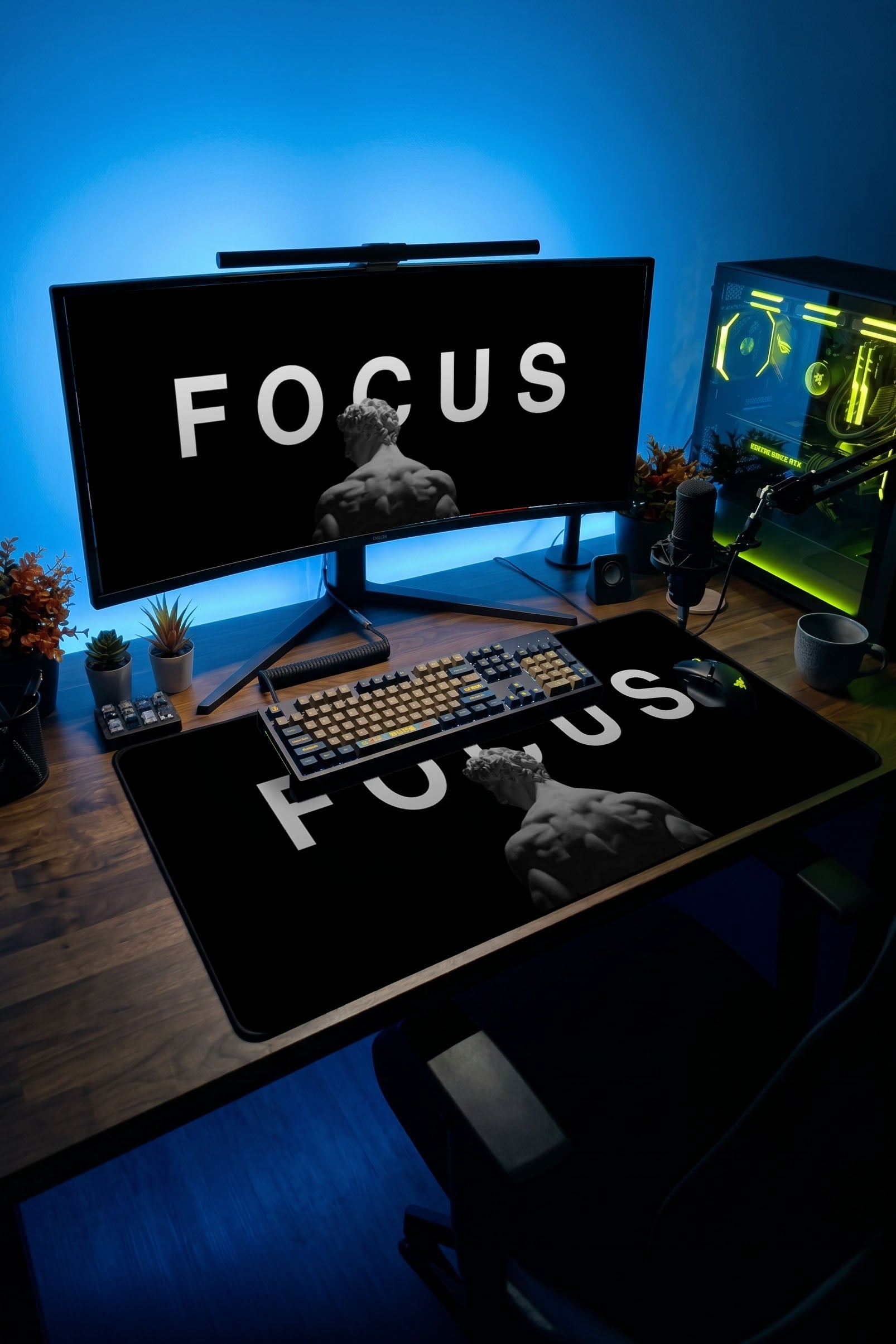 Siyah arka plan üzerinde beyaz FOCUS yazısı ve heykeltıraş figürlü desenli büyük oyuncu mousepad