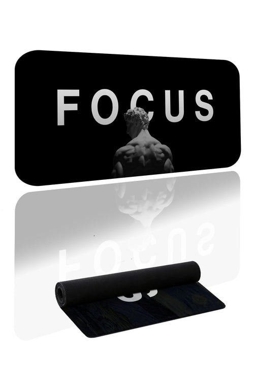 Siyah arka plan üzerinde beyaz FOCUS yazısı ve heykeltıraş figürlü desenli büyük oyuncu mousepad