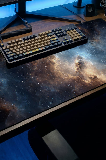 Mavi ve altın tonlarında galaksi tasarımı içeren büyük boy oyuncu mousepad