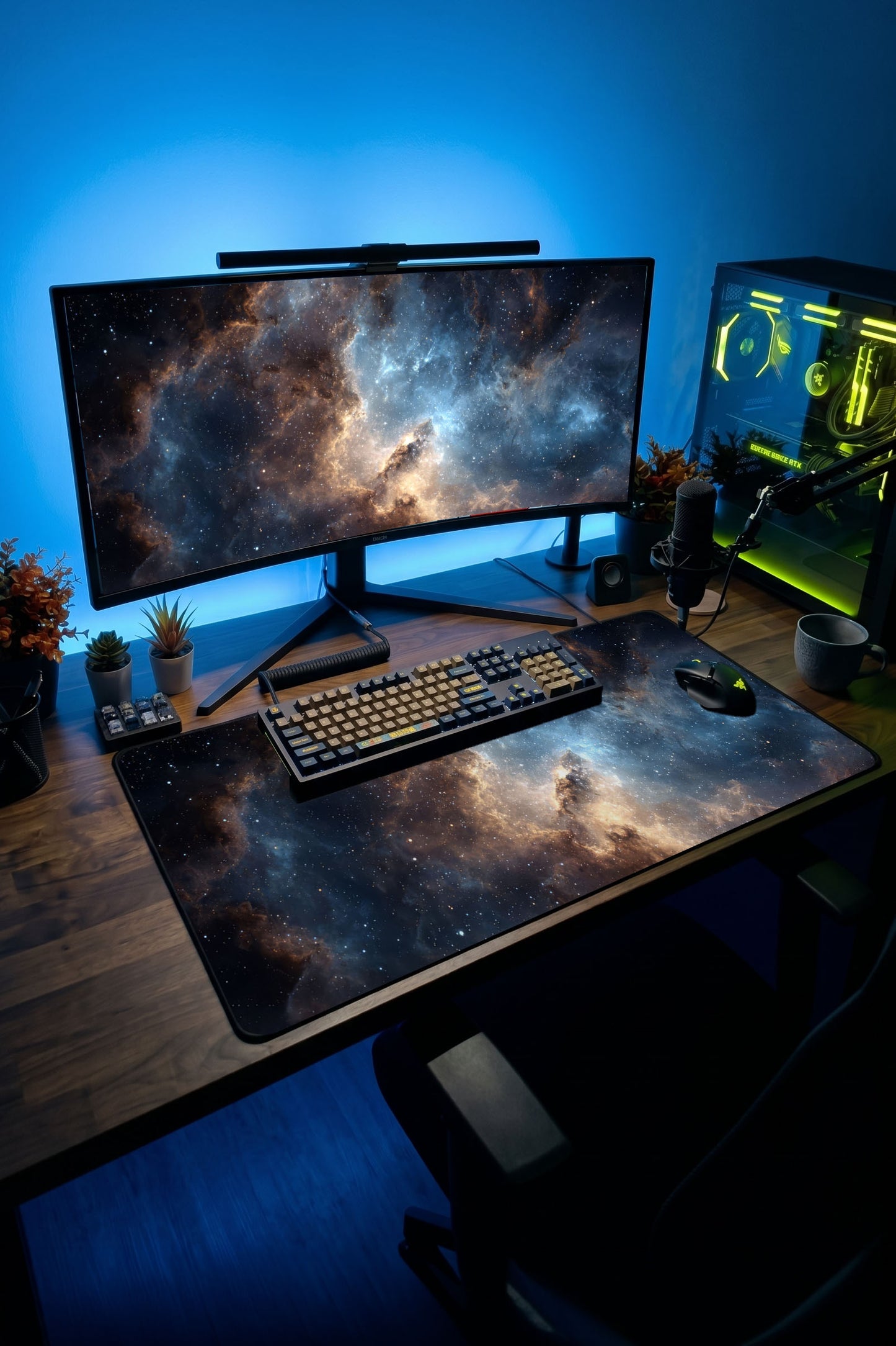 Mavi ve altın tonlarında galaksi tasarımı içeren büyük boy oyuncu mousepad