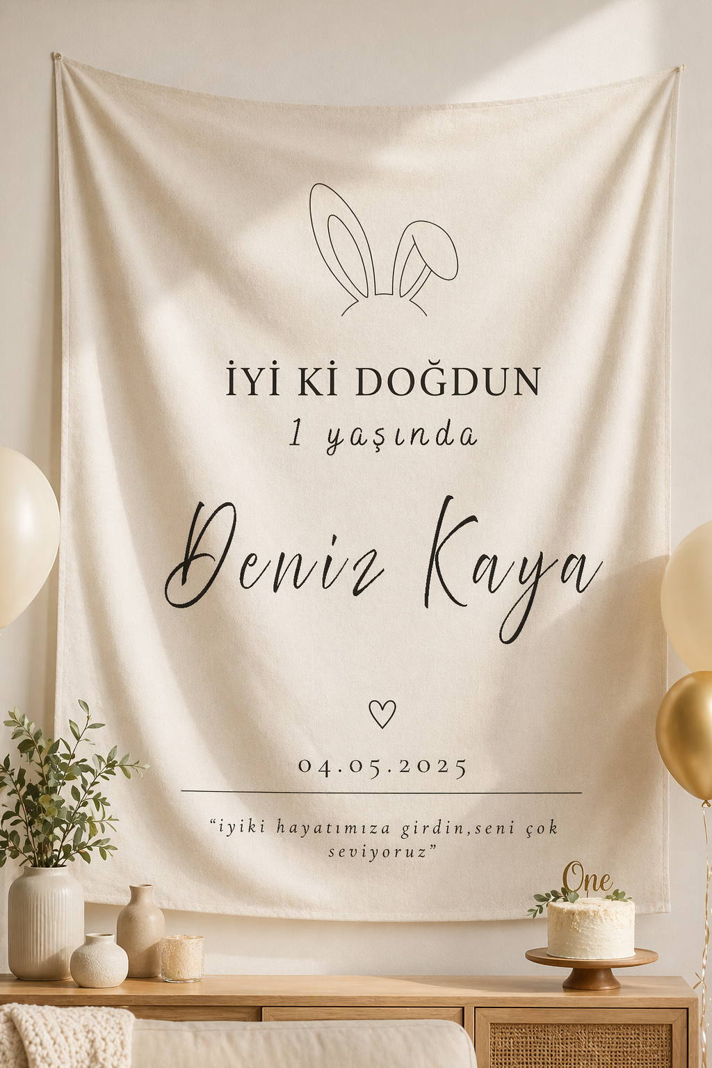 Kişiye özel bej tavşan kulaklı doğum günü duvar örtüsü, isimli ve tarihli