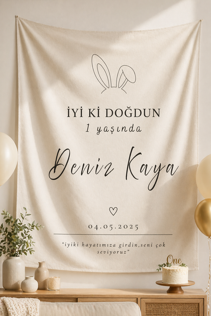 Kişiye özel bej tavşan kulaklı doğum günü duvar örtüsü, isimli ve tarihli