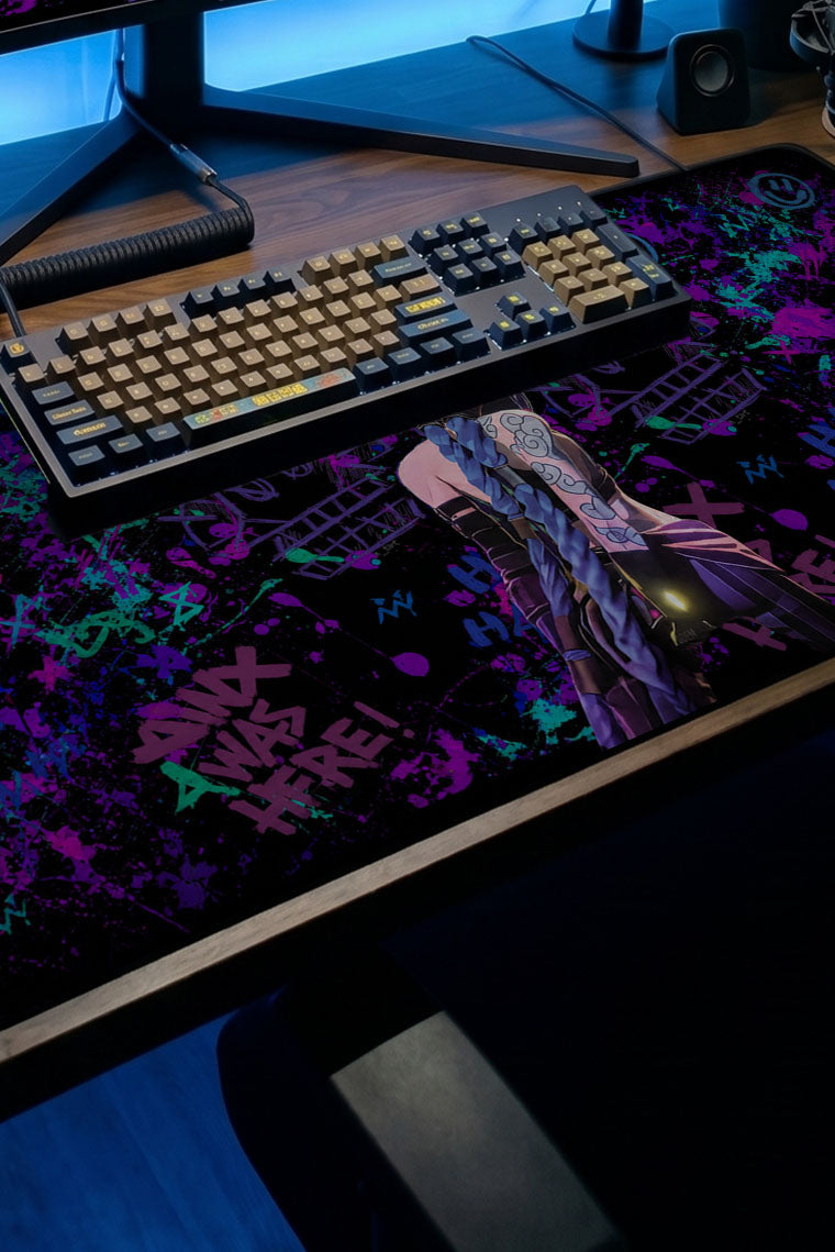 Arcane Jinx karakteri ve neon grafiti desenli mor ve mavi tonlarında büyük oyuncu mousepad