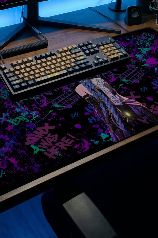 Arcane Jinx karakteri ve neon grafiti desenli mor ve mavi tonlarında büyük oyuncu mousepad