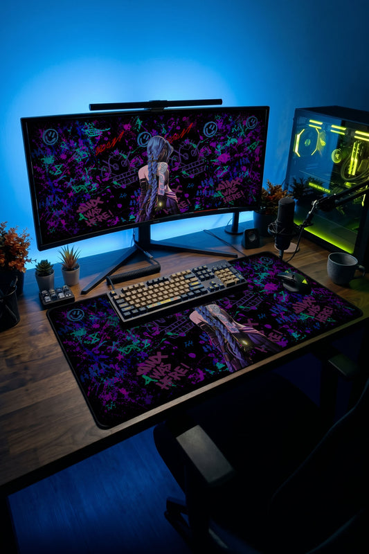 Arcane Jinx karakteri ve neon grafiti desenli mor ve mavi tonlarında büyük oyuncu mousepad