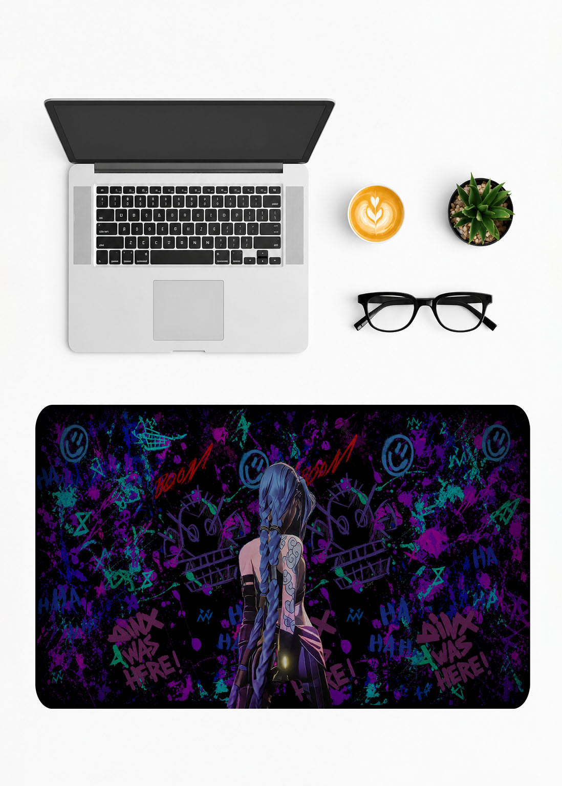 Arcane Jinx karakteri ve neon grafiti desenli mor ve mavi tonlarında büyük oyuncu mousepad