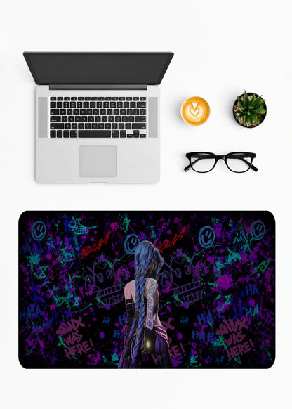 Arcane Jinx karakteri ve neon grafiti desenli mor ve mavi tonlarında büyük oyuncu mousepad